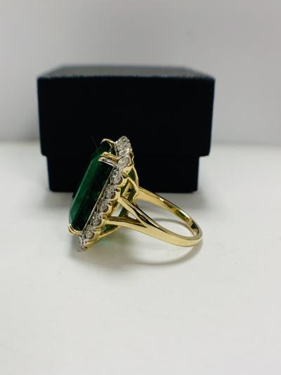 Gold Emerald and Diamond cocktail ring 15.21ct 2