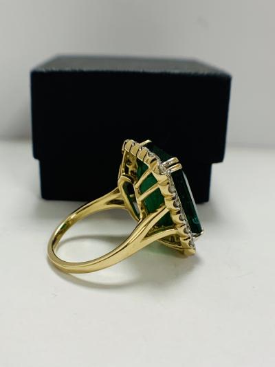 Gold Emerald and Diamond cocktail ring 15.21ct 2