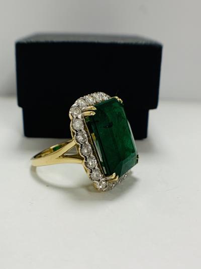 Gold Emerald and Diamond cocktail ring 15.21ct 2