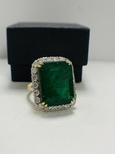 Gold Emerald and Diamond cocktail ring 15.21ct 2