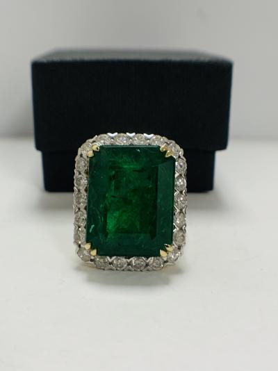 Gold Emerald and Diamond cocktail ring 15.21ct 2