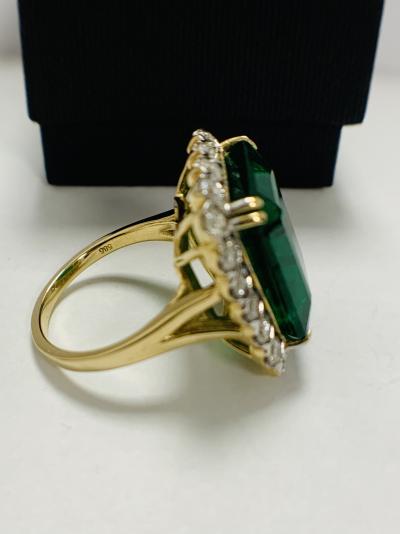 Gold Emerald and Diamond cocktail ring 15.21ct 2