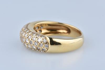 Bague en or jaune 18 carats, pavée de 69 diamants ronds brillants naturels de 0,70 ct au total. 2