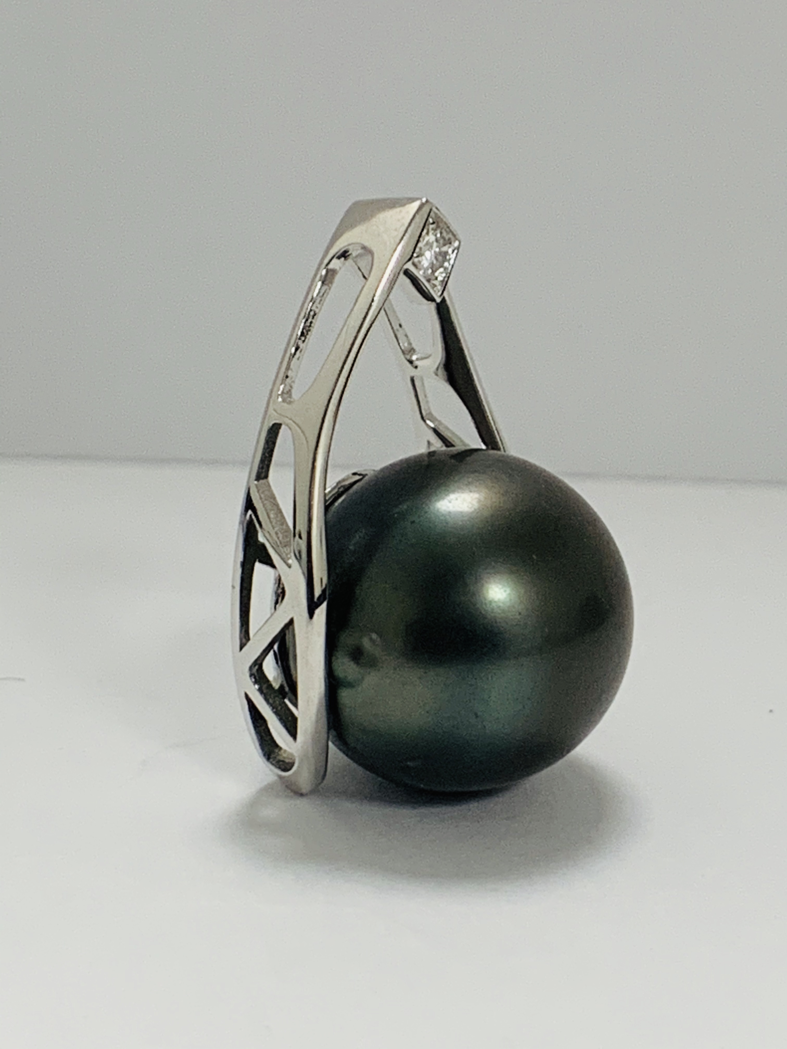 Pendentif En Or Blanc Avec Perle Grise - 18 Carats (750 Millièmes) - Élégance Intemporelle