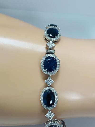 Bracelet en or blanc saphir et diamant de 24.08 carats 2