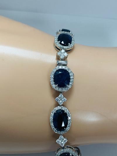 Bracelet en or blanc saphir et diamant de 24.08 carats 2