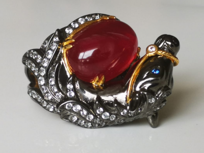 Bague cheval en or et argent  noirci  rubis cabochon et  saphirs blancs 2
