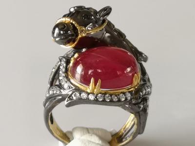 Bague cheval en or et argent  noirci  rubis cabochon et  saphirs blancs 2