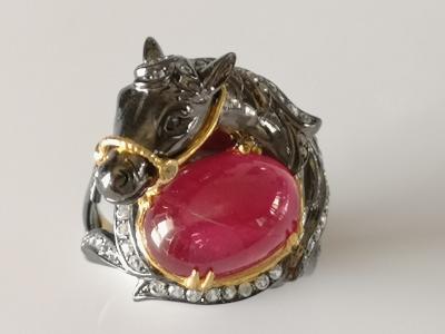 Bague cheval en or et argent  noirci  rubis cabochon et  saphirs blancs 2