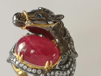 Bague cheval en or et argent  noirci  rubis cabochon et  saphirs blancs 2