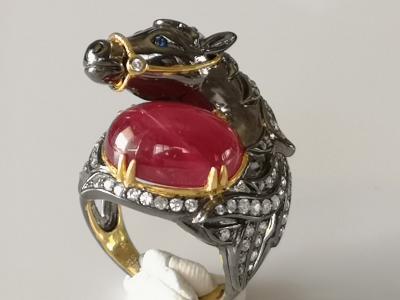 Bague cheval en or et argent  noirci  rubis cabochon et  saphirs blancs 2