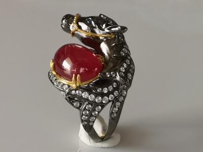 Bague cheval en or et argent  noirci  rubis cabochon et  saphirs blancs 2