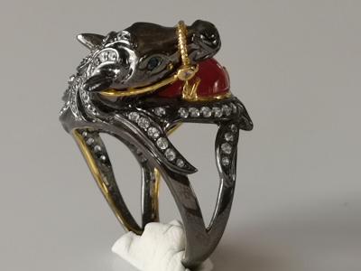Bague cheval en or et argent  noirci  rubis cabochon et  saphirs blancs 2