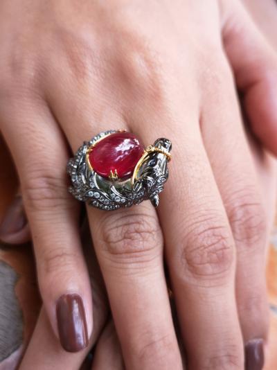 Bague cheval en or et argent  noirci  rubis cabochon et  saphirs blancs 2
