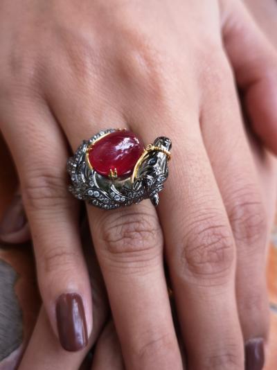 Bague cheval en or et argent  noirci  rubis cabochon et  saphirs blancs 2