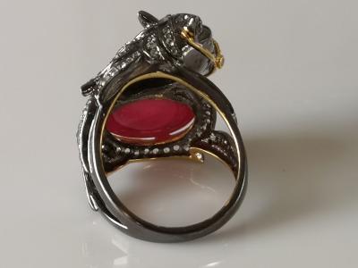 Bague cheval en or et argent  noirci  rubis cabochon et  saphirs blancs 2