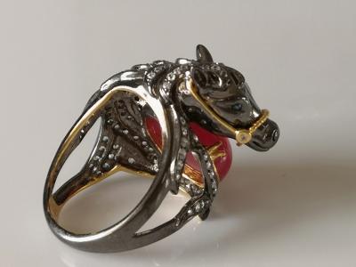 Bague cheval en or et argent  noirci  rubis cabochon et  saphirs blancs 2