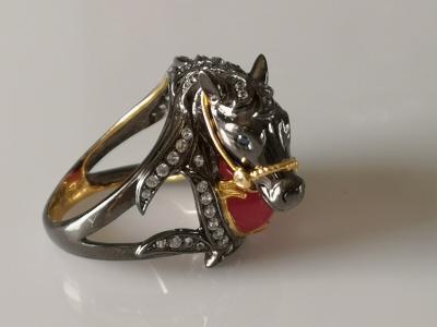 Bague cheval en or et argent  noirci  rubis cabochon et  saphirs blancs 2