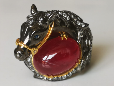 Bague cheval en or et argent  noirci  rubis cabochon et  saphirs blancs 2