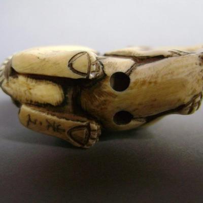 Japon - Netsuke en ivoire représentant un couple de rats 2