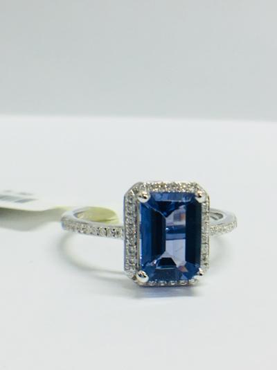 Bague en or blanc 9 carats avec une tanzanite et diamant 2