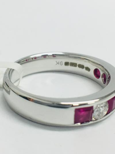 Bague or blanc rubis et diamants sertis rail 2