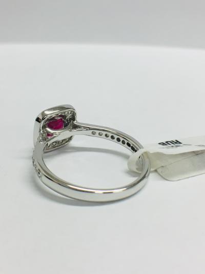Bague or blanc coussin saphir et entourage diamants 2