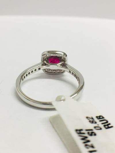 Bague or blanc coussin saphir et entourage diamants 2