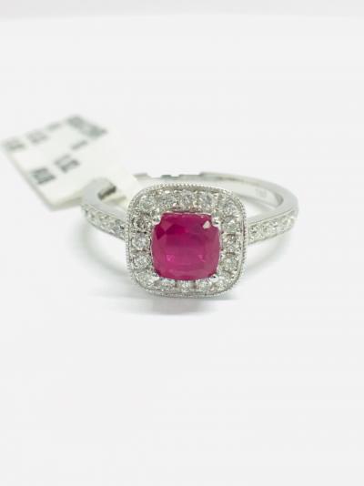 Bague or blanc coussin saphir et entourage diamants 2