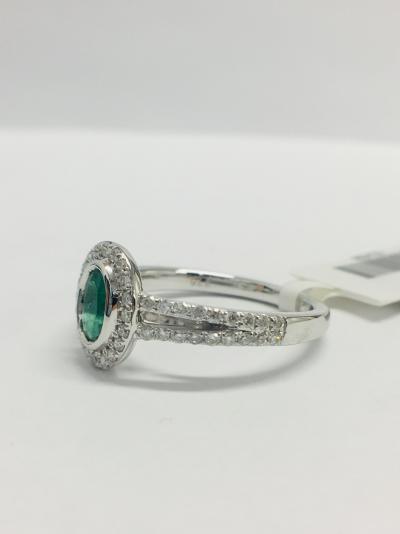 Bague Or Blanc 9 ct. Emeraude 0.53 ct et Diamants 2