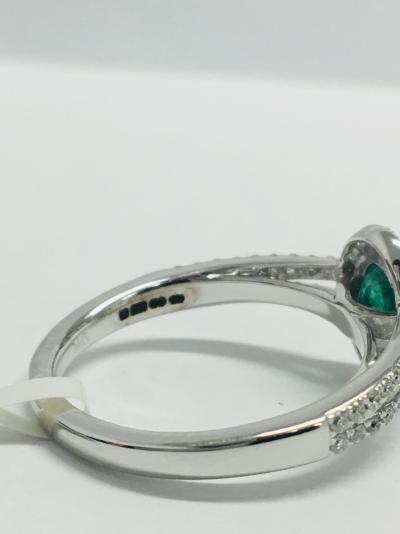 Bague Or Blanc 9 ct. Emeraude 0.53 ct et Diamants 2