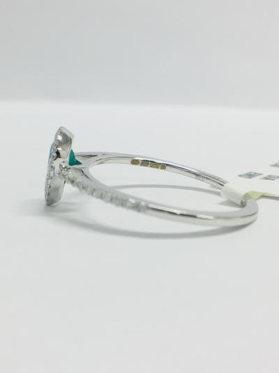 Bague Or Blanc 9 ct. Emeraude 0.50 ct. taille poire et Diamants 2