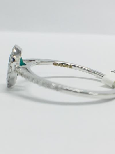 Bague Or Blanc 9 ct. Emeraude 0.50 ct. taille poire et Diamants 2