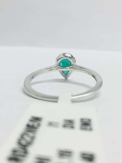 Bague Or Blanc 9 ct. Emeraude 0.50 ct. taille poire et Diamants 2