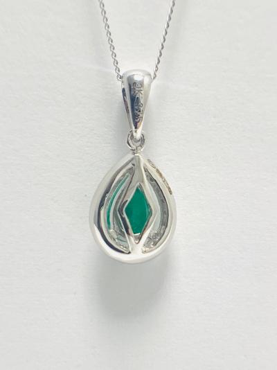 Chaine et pendentif or blanc émeraude et diamants 2