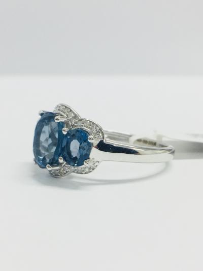 Bague, Or Blanc 9 ct., Topaze Bleue et Diamants 0.10 ct. 2