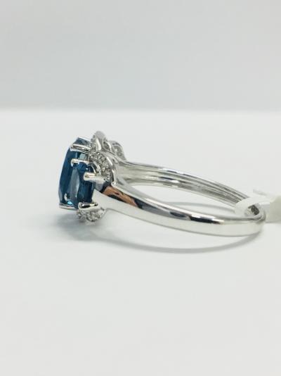 Bague, Or Blanc 9 ct., Topaze Bleue et Diamants 0.10 ct. 2