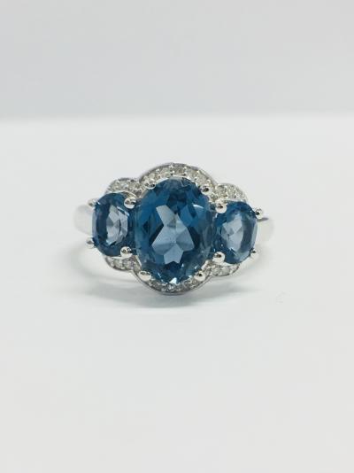 Bague, Or Blanc 9 ct., Topaze Bleue et Diamants 0.10 ct. 2