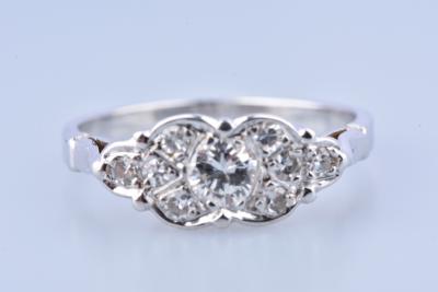 Bague en or blanc , le chaton écusson serti d'un diamant principal épaulé de 8 petits diamant 2