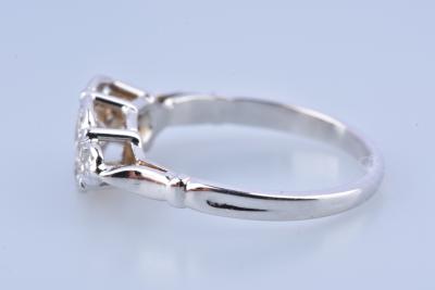 Bague en or blanc , le chaton écusson serti d'un diamant principal épaulé de 8 petits diamant 2