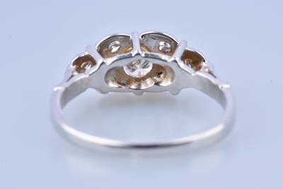 Bague en or blanc , le chaton écusson serti d'un diamant principal épaulé de 8 petits diamant 2