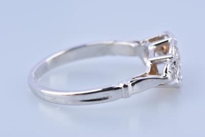 Bague en or blanc , le chaton écusson serti d'un diamant principal épaulé de 8 petits diamant 2