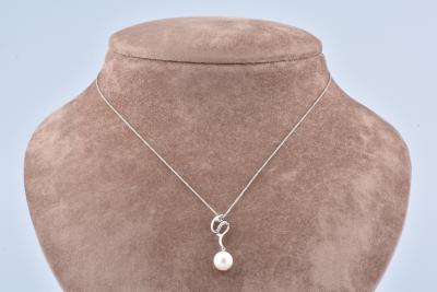 Pendentif vendu seul en or blanc 18 carats orné d’une perle blanche eau douce et de 10 Diamants. 2