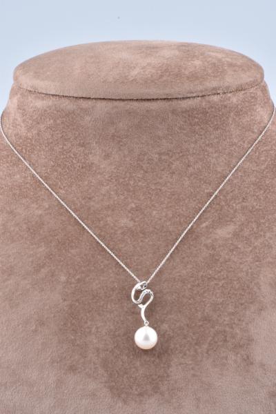 Pendentif vendu seul en or blanc 18 carats orné d’une perle blanche eau douce et de 10 Diamants. 2