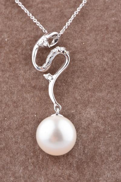 Pendentif vendu seul en or blanc 18 carats orné d’une perle blanche eau douce et de 10 Diamants. 2