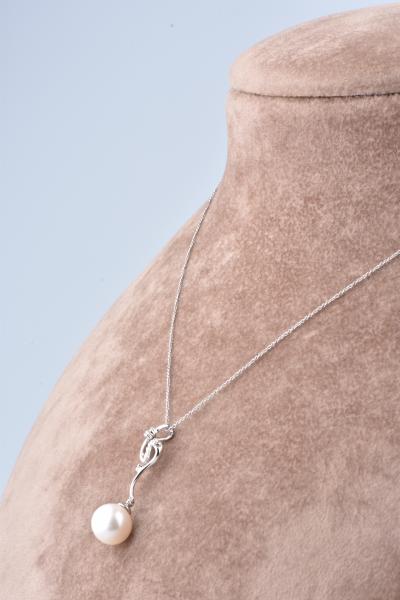 Pendentif vendu seul en or blanc 18 carats orné d’une perle blanche eau douce et de 10 Diamants. 2