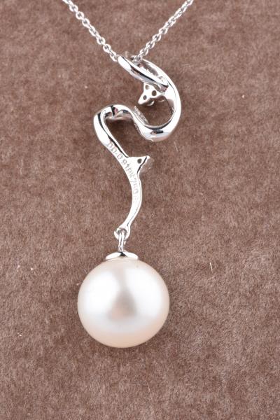 Pendentif vendu seul en or blanc 18 carats orné d’une perle blanche eau douce et de 10 Diamants. 2