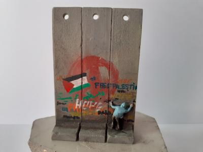 Banksy wall section - Multiple en résine polymère, peint à la main sur une base en béton 2