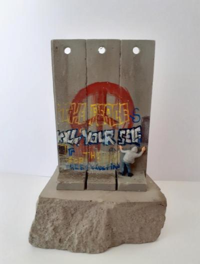 BANKSY - Walled Off Hotel, 2017 - Sculpture en résine 2