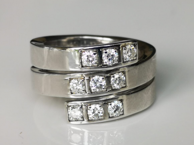 Bague spirale Cartier en or gris ornée de diamants, signée et numérotée 2